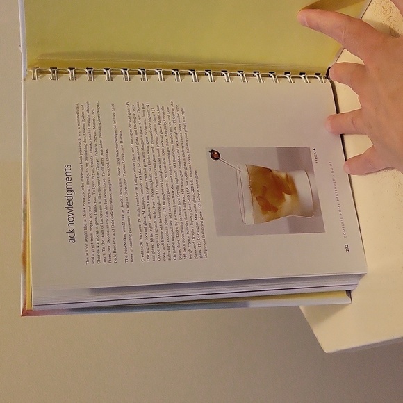 Complete home bartender guide, 780 recipes, spiral binder - Picture 6 of 8